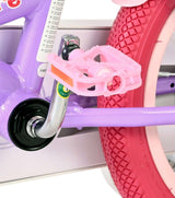 Lila Fahrrad mit pinkem Pedal und Reifen, Metallachse sichtbar
