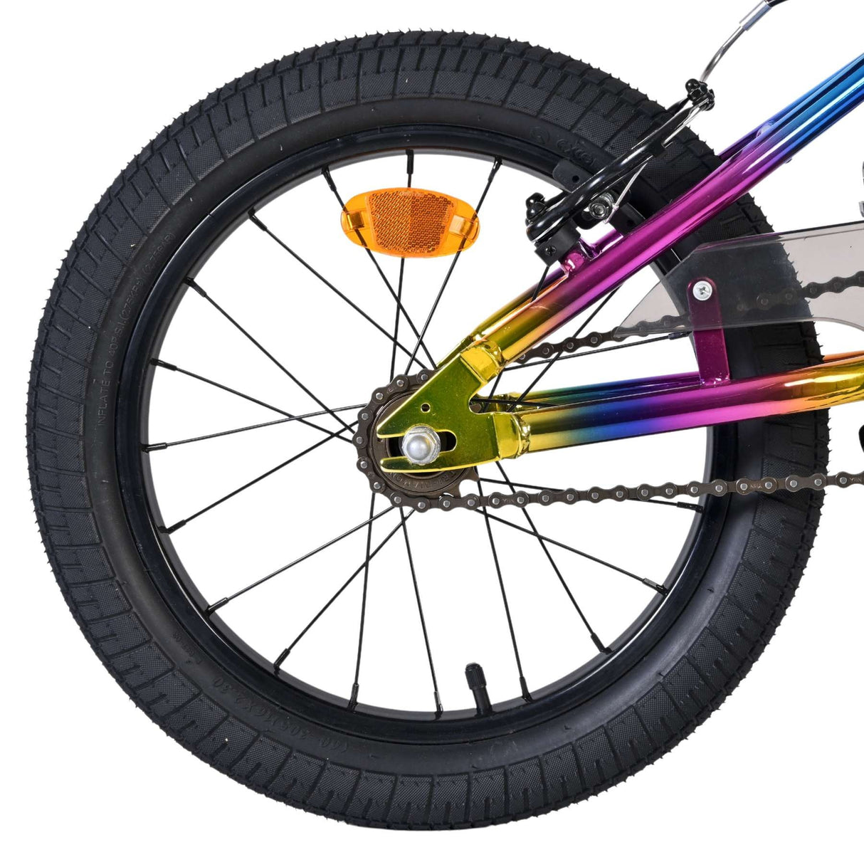 Buntes Fahrradrad mit dicken Reifen und reflektierendem Element