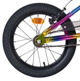 Buntes Fahrradrad mit dicken Reifen und reflektierendem Element