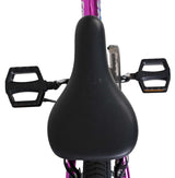Schwarzer Fahrradsattel mit Pedalen, von oben betrachtet, lila Rahmen sichtbar