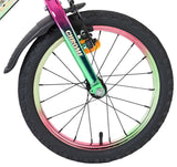 Bunte Fahrradfelge mit Reifen und buntem Farbverlauf am Rad