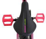 Schwarzer Fahrradsattel mit pinken Pedalen von oben betrachtet