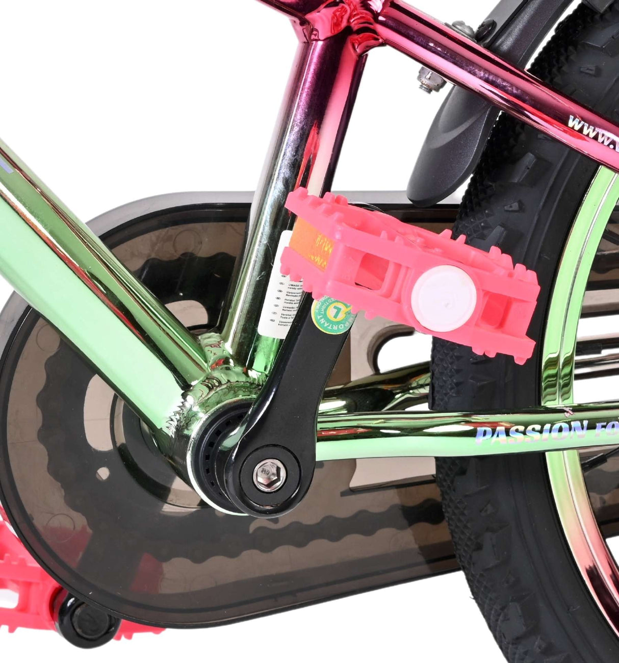 Bunte Fahrradpedale und Kettenblatt in Nahaufnahme mit glänzender Oberfläche