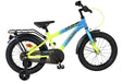 Kinderfahrrad in Blau und Gelb mit Stützrädern und Gepäckträger