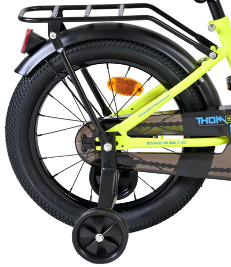 Kinderfahrrad Seitenansicht Nahaufnahme vom schwarzen Reifen