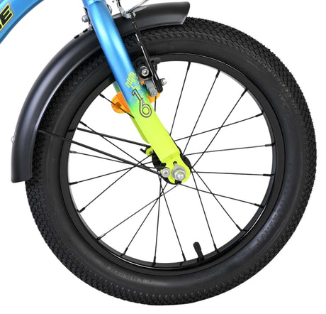 Vorderreifen eines Fahrrads mit buntem Rahmen und Profilreifen