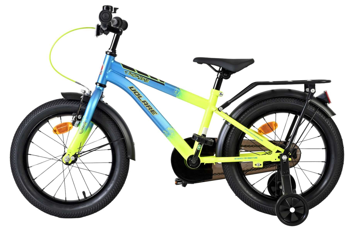 Kinderfahrrad in Blau und Gelb mit stabilen Reifen und Stützrädern