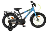 Kinderfahrrad in Blau mit Stützrädern und Gepäckträger
