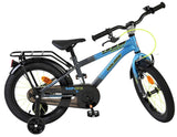 Jungenfahrrad in Blau mit Stützrädern und Gepäckträger