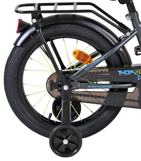 Hinterrad eines Fahrrads mit Stützrad und reflektierendem Element