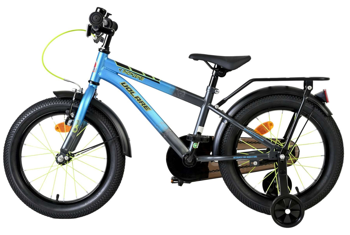 Kinderfahrrad mit blauer Lackierung, stabilen Reifen und Stützrädern