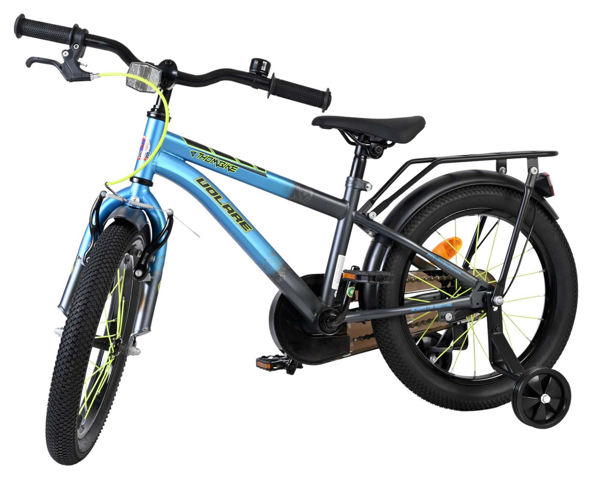 Fahrrad mit blauem Rahmen, dicken Reifen und Gepäckträger hinten