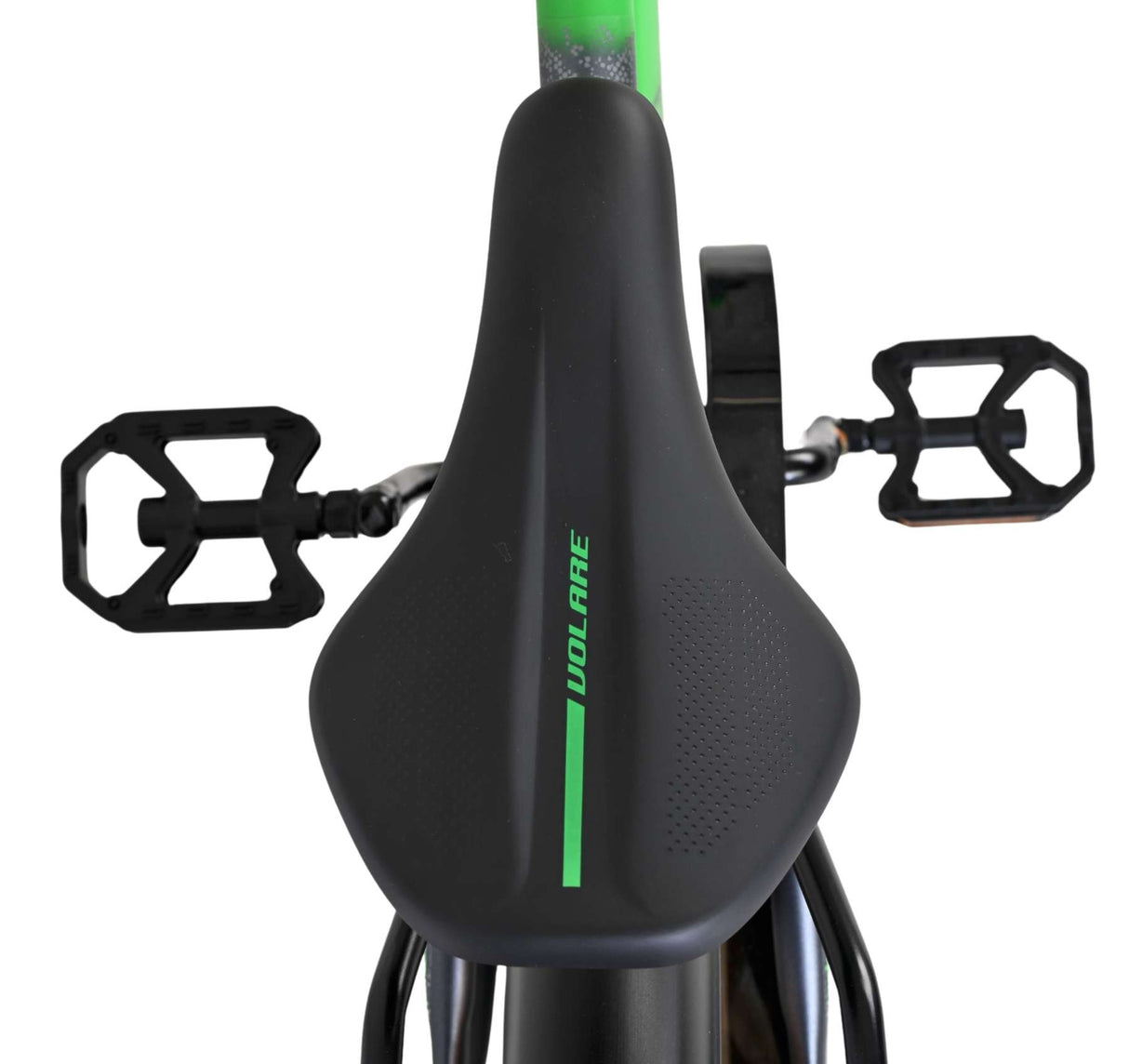 Schwarzer Fahrradsattel mit grünen Akzenten und Pedalen im Hintergrund