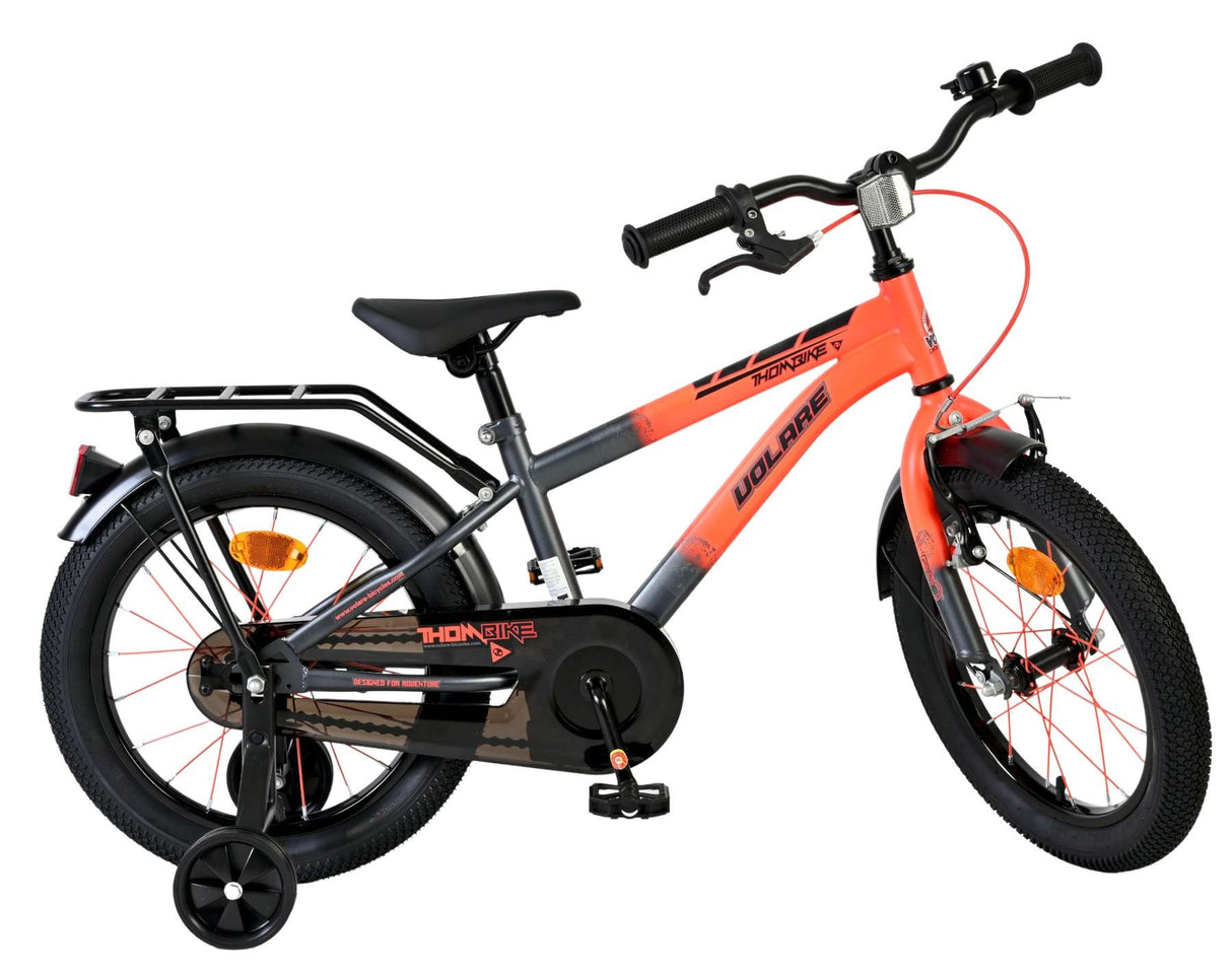Kinderfahrrad in Orange und Grau mit Stützrädern und Gepäckträger