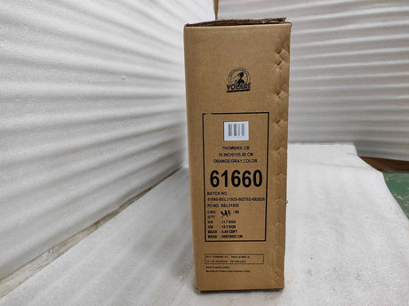 Braune Kartonverpackung mit Produktinformationen und Barcode auf der Seite