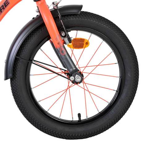Vorderreifen eines Fahrrads mit orangefarbener Felge und Profilreifen
