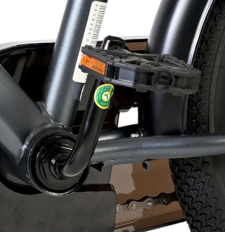 Pedal und Kurbel eines Fahrrads in dunkler Farbe