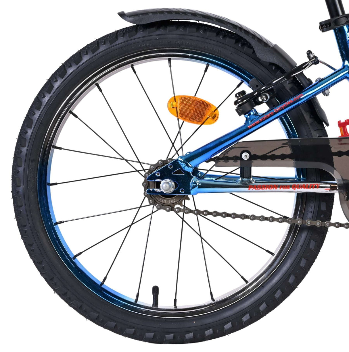 Blaues Fahrradrad mit Reifen, Speichen und reflektierendem Element