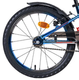 Blaues Fahrradrad mit Reifen, Speichen und reflektierendem Element