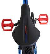 Schwarzer Fahrradsattel mit roten Pedalen und blauen Akzenten