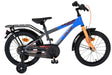 Kinderfahrrad mit blau-orangefarbenem Rahmen und Stützrädern
