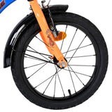 Vorderreifen eines Fahrrads mit orangefarbenem Schutzblech und schwarzer Felge