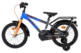 Kinderrad in Blau und Orange mit Stützrädern und Gepäckträger
