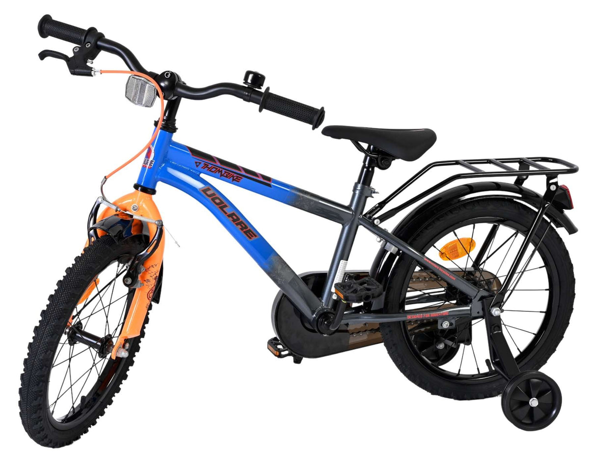 Kinderfahrrad in Blau und Orange mit Stützrädern und Gepäckträger