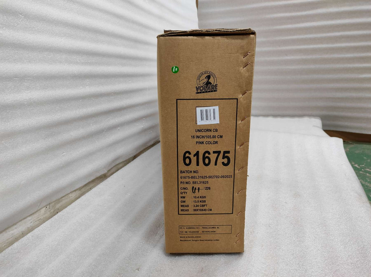 Braune Kartonverpackung mit Produktinformationen und pinkem Inhalt