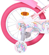 Pinkes Kinderfahrrad mit Einhorn-Motiv und buntem Regenbogen auf dem Rahmen