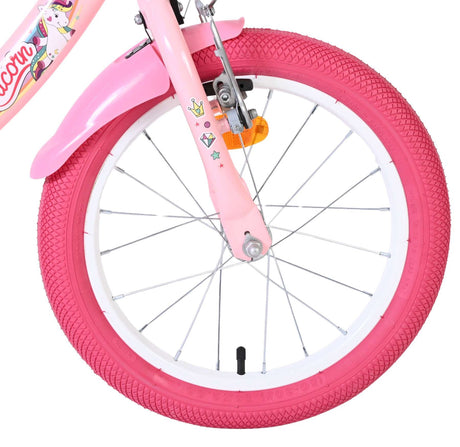 Pinkes Kinderfahrrad mit buntem Reifen und dekorativen Aufklebern