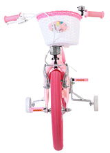 Rosa Kinderfahrrad mit Korb und bunten Griffen vorneansicht