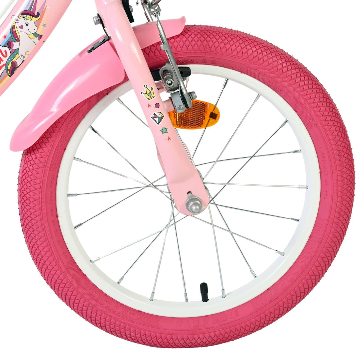 Vorderreifen eines pinken Kinderfahrrads mit bunten Aufklebern