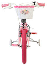 Rosa Kinderfahrrad mit Korb und Stützrädern von vorne betrachtet