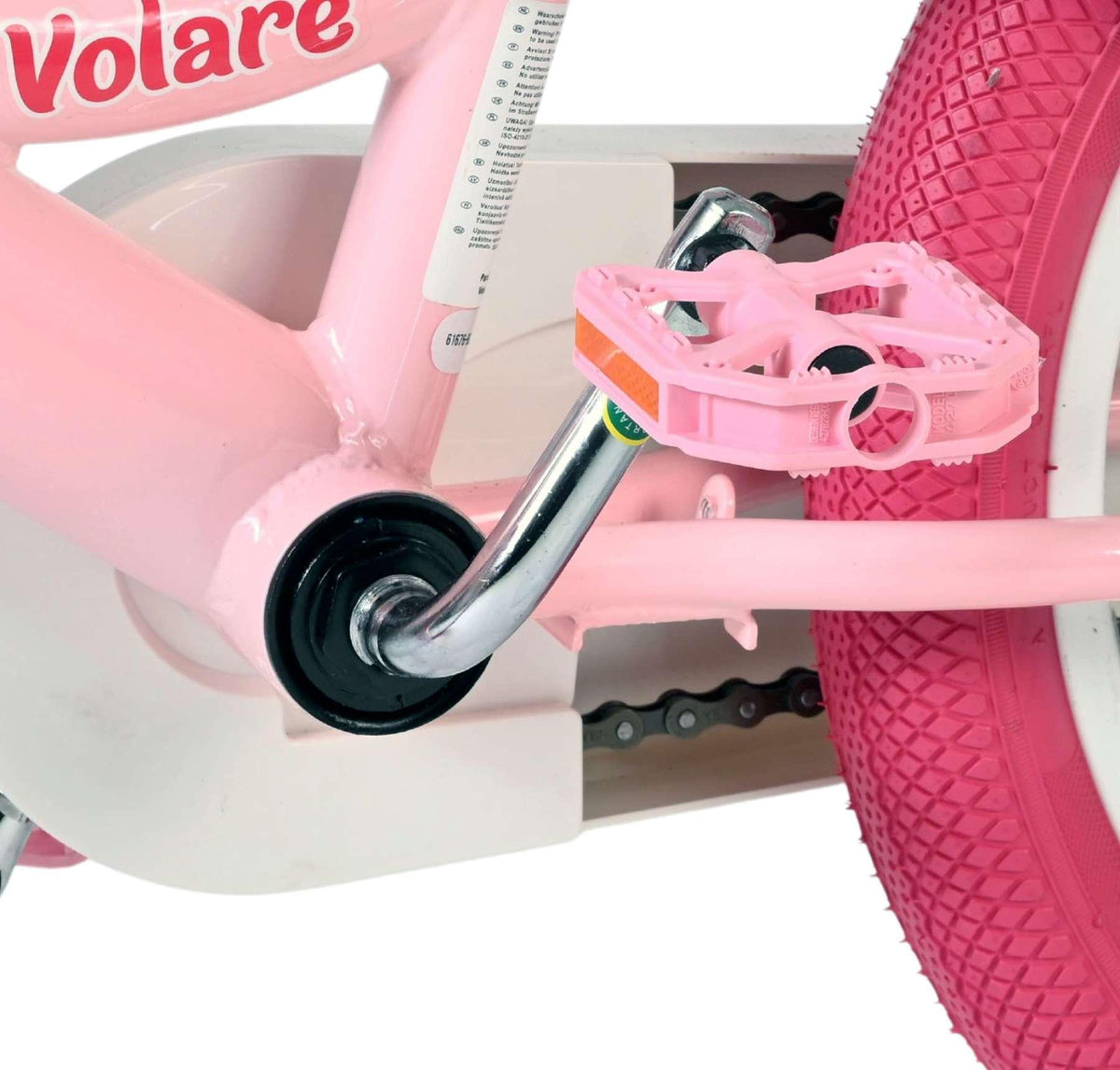 Rosa Fahrradpedal mit pinkem Reifen und Rahmen in Nahaufnahme