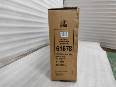 Braune Kartonverpackung mit weißen und bunten Stiften, Produktinformationen sichtbar
