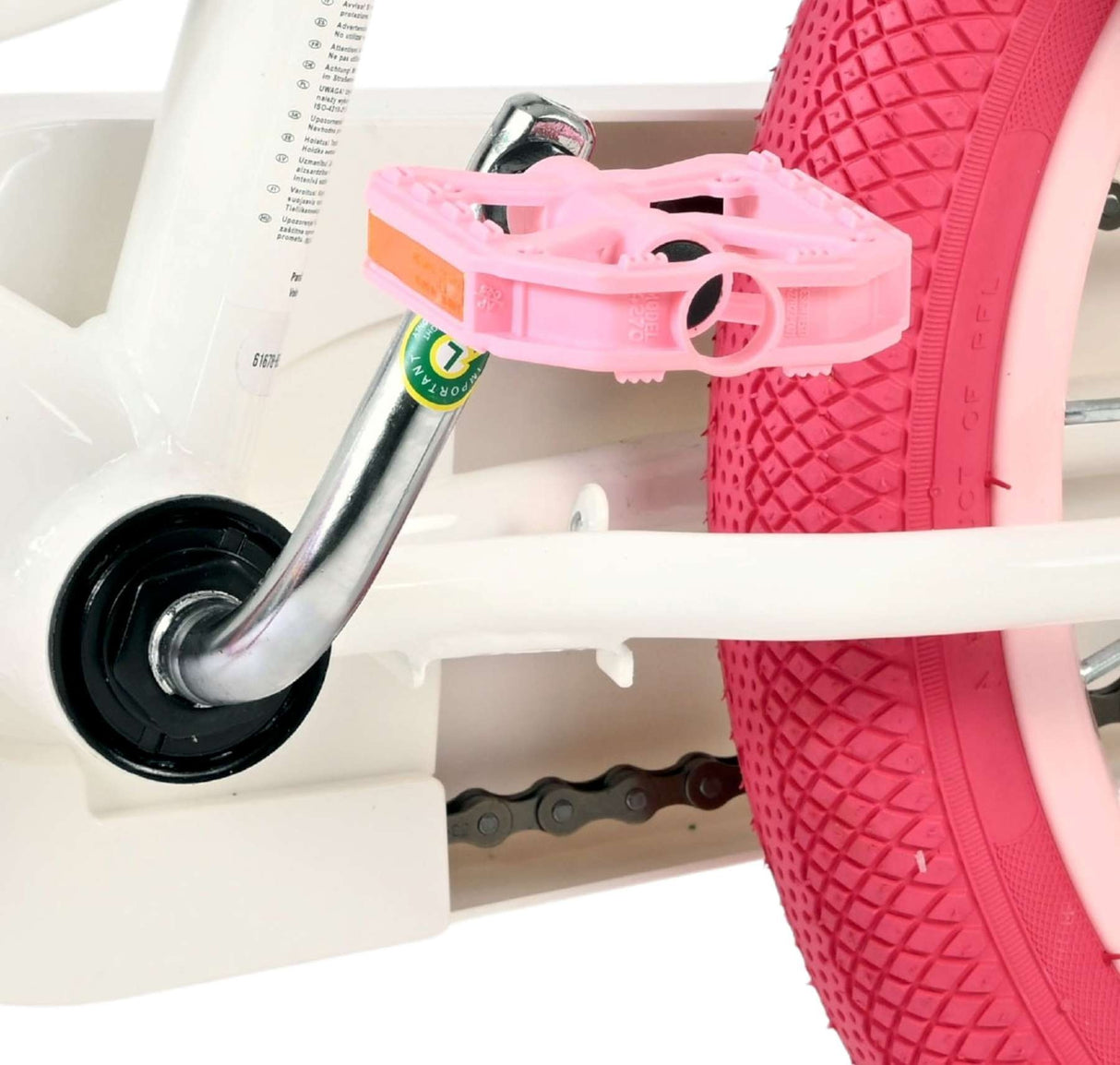 Rosa Fahrradpedal an einem weißen Fahrradrahmen mit pinkem Reifen