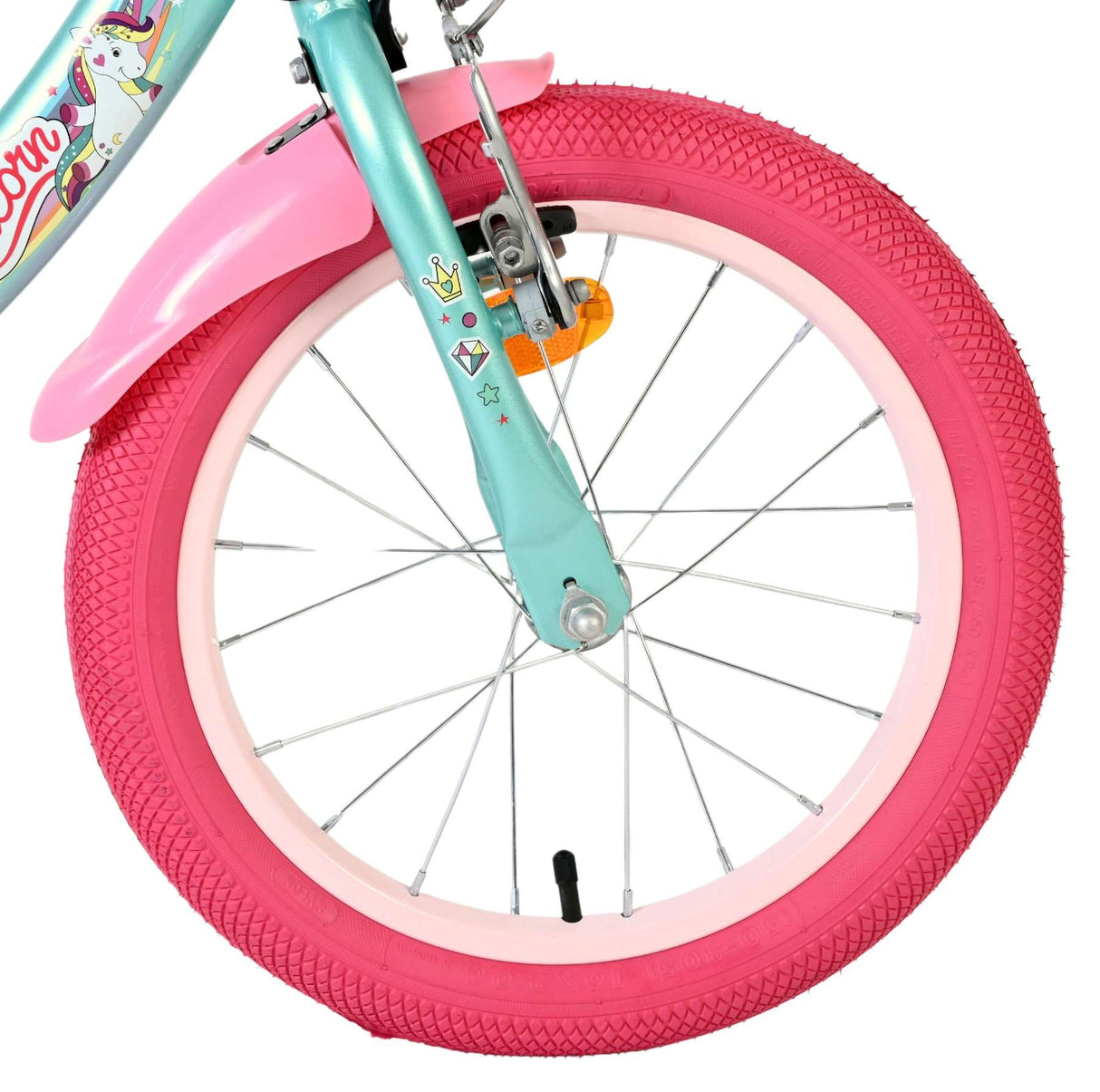 Bunte Fahrradfelge mit pinkem Reifen und dekorativen Aufklebern