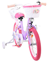 Lila Kinderfahrrad mit pinken Reifen und Korb vorne