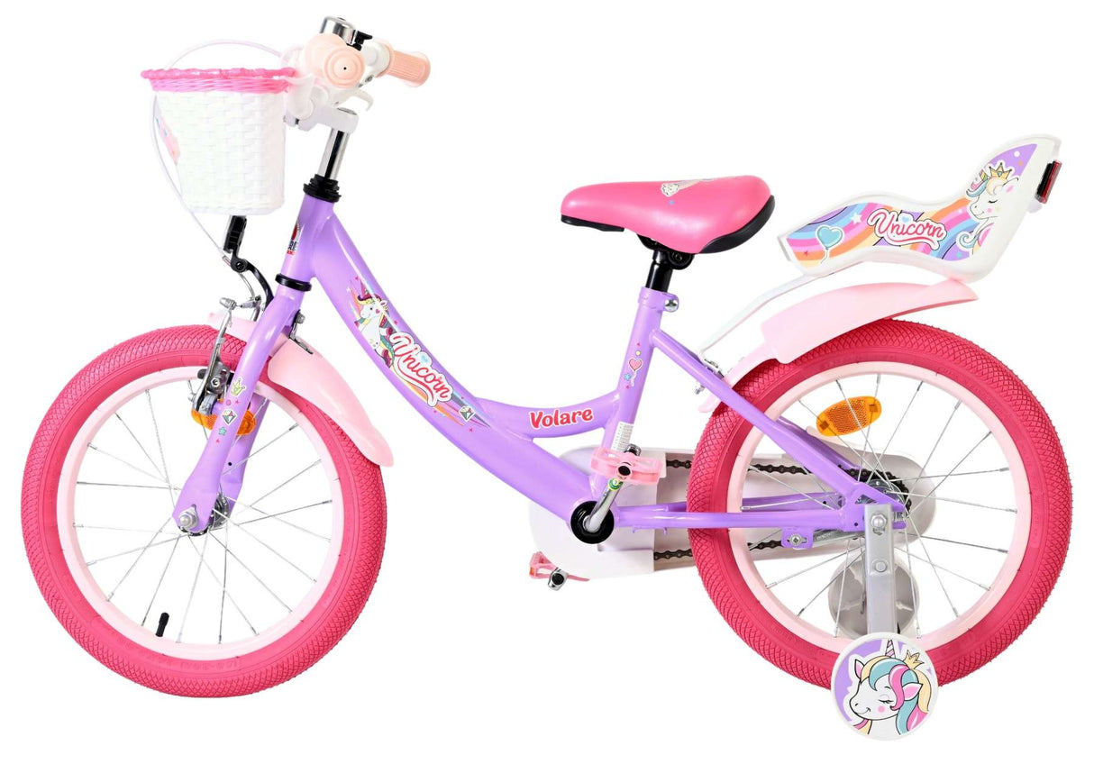 Lila Kinderfahrrad mit pinken Reifen und Korb vorne