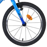 Blaues Fahrradrad mit schwarzer Gummireifen und reflektierendem Element