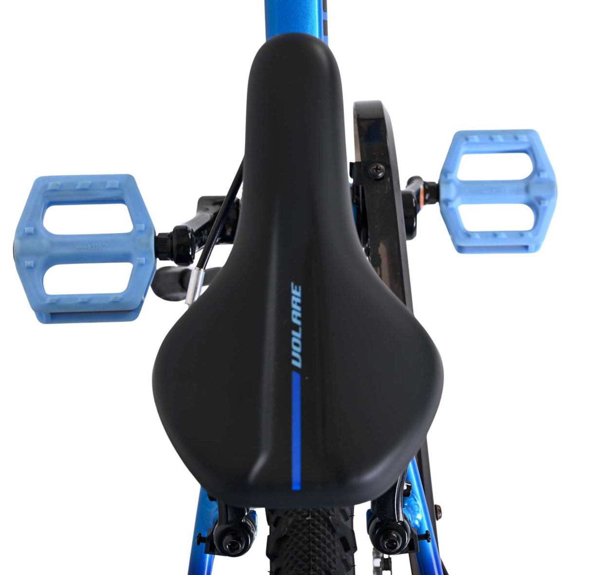 Blick von oben auf einen blauen Fahrradrahmen mit schwarzem Sattel und blauen Pedalen