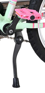 Fahrradständer an einem mintgrünen Fahrrad mit pinken Pedalen