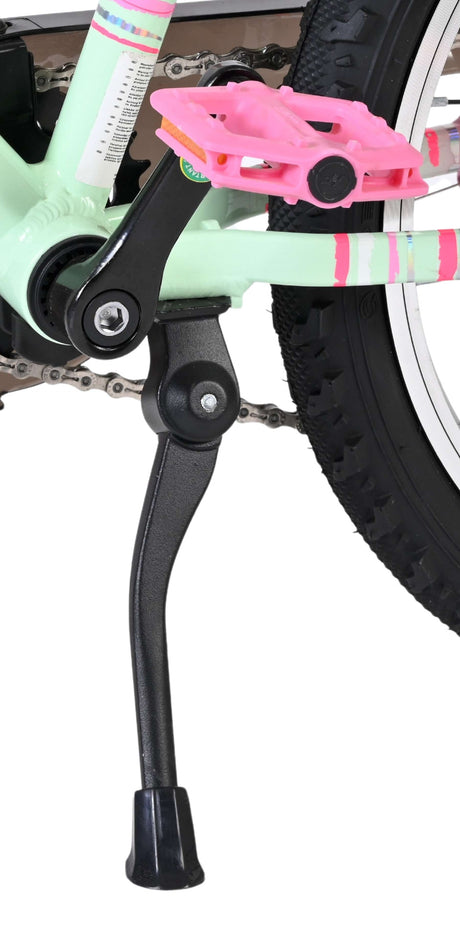 Fahrradständer an einem mintgrünen Fahrrad mit pinken Pedalen