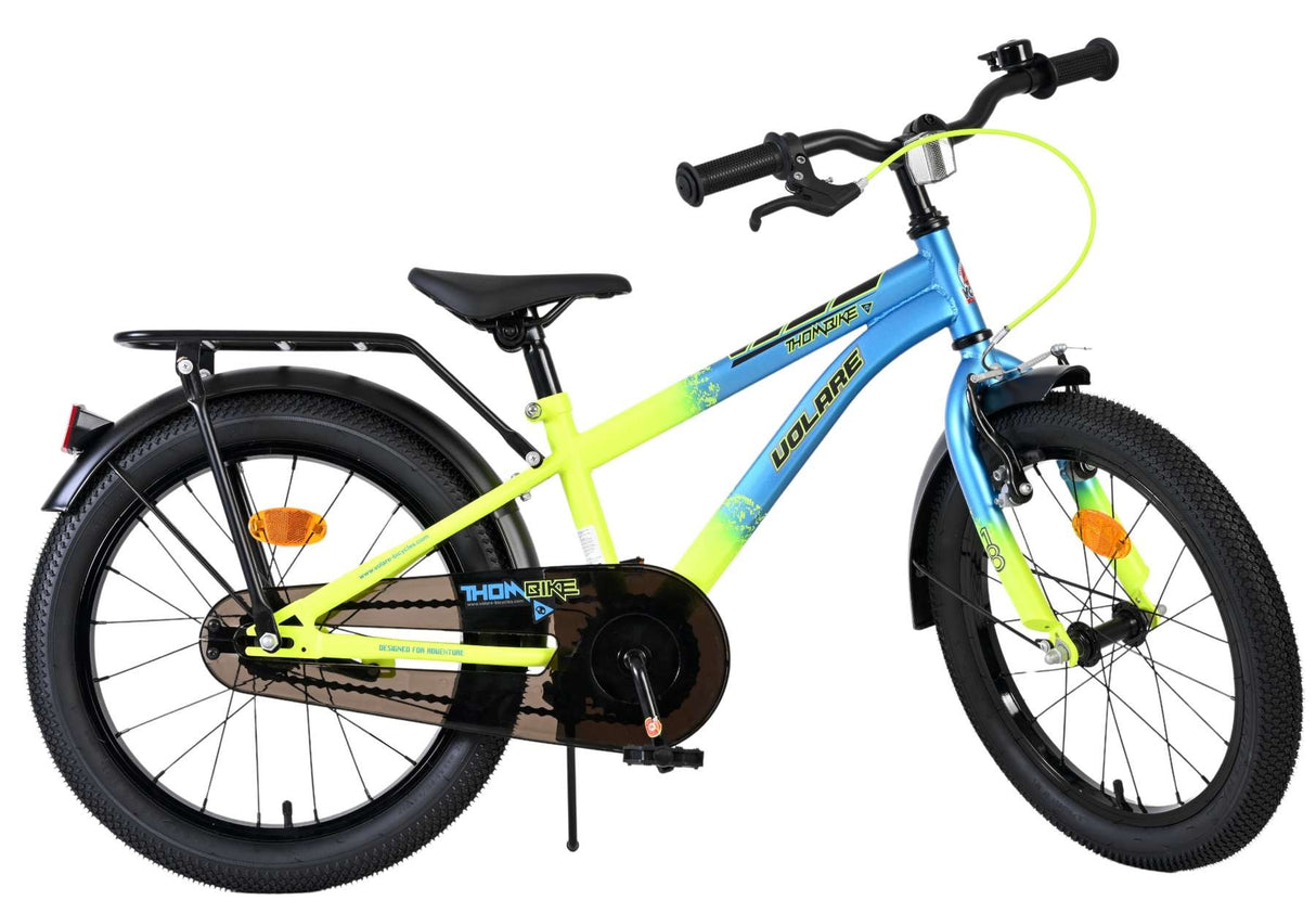 Kinderfahrrad in Blau und Gelb mit stabilen Reifen und Gepäckträger