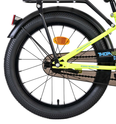 Hinterrad eines Fahrrads mit gelbem Rahmen und robustem Reifen