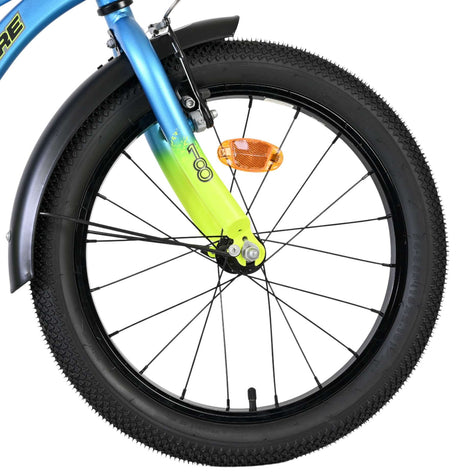 Vorderreifen eines Fahrrads mit buntem Rahmen und reflektierendem Element