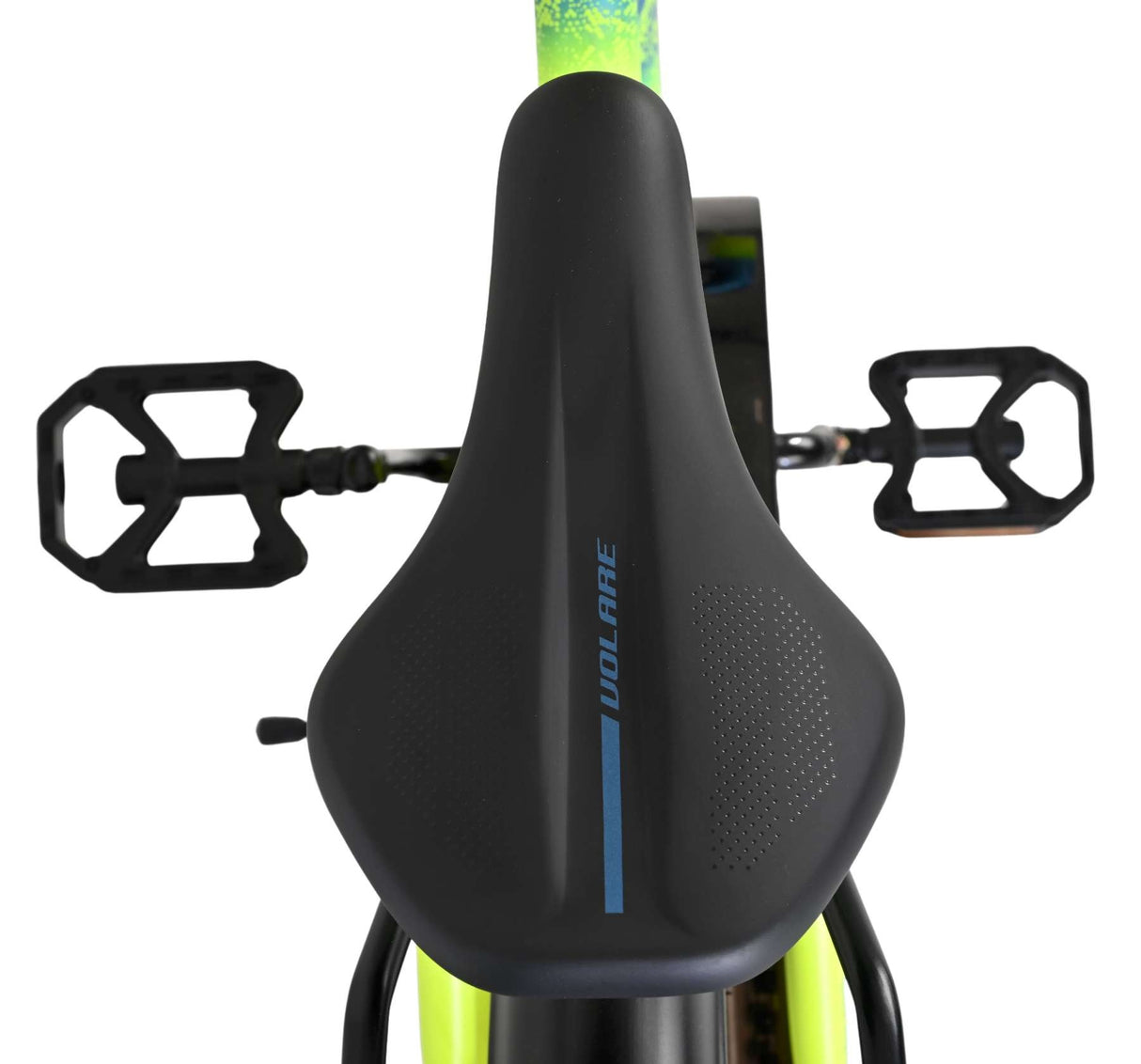 Schwarzer Fahrradsattel mit blauen Akzenten und Pedalen im Hintergrund