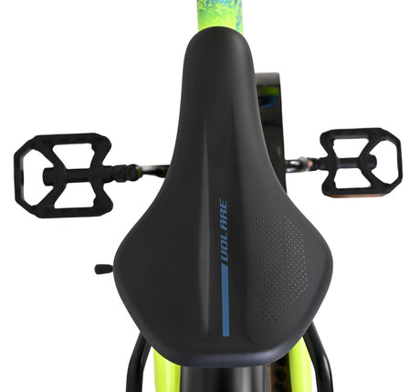 Schwarzer Fahrradsattel mit blauen Akzenten und Pedalen im Hintergrund