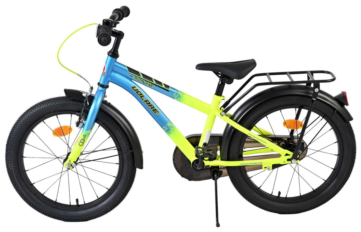 Kinderfahrrad in Blau und Gelb mit stabilen Reifen und Gepäckträger